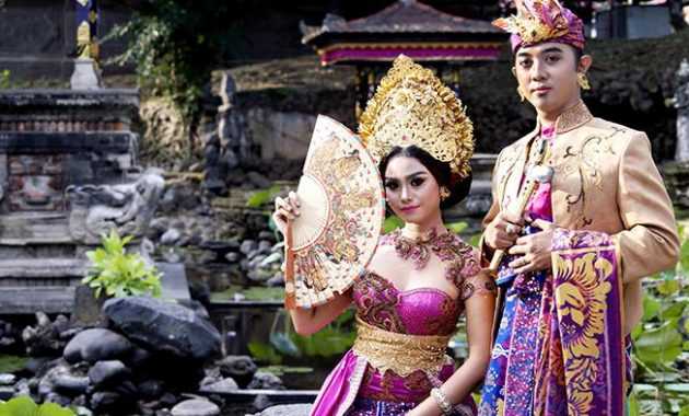 Pakaian Adat Bali (Kebaya dan Safari)