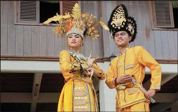 Pakaian Adat Gorontalo (Biliu dan Makuta)