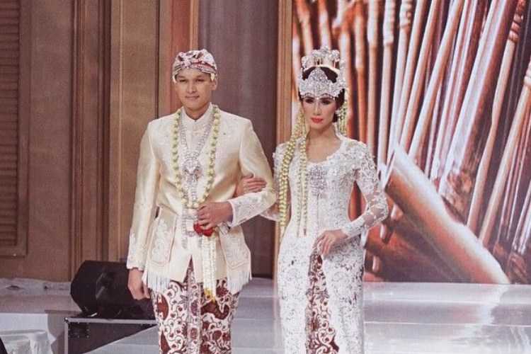 Pakaian Adat Jawa Barat (Kebaya Sunda)