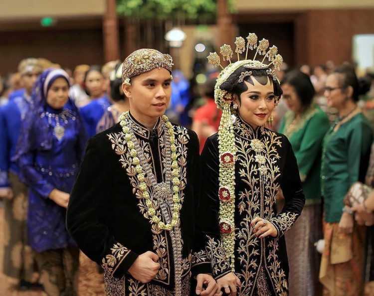 Pakaian Adat Jawa Tengah (Kebaya Jawa)