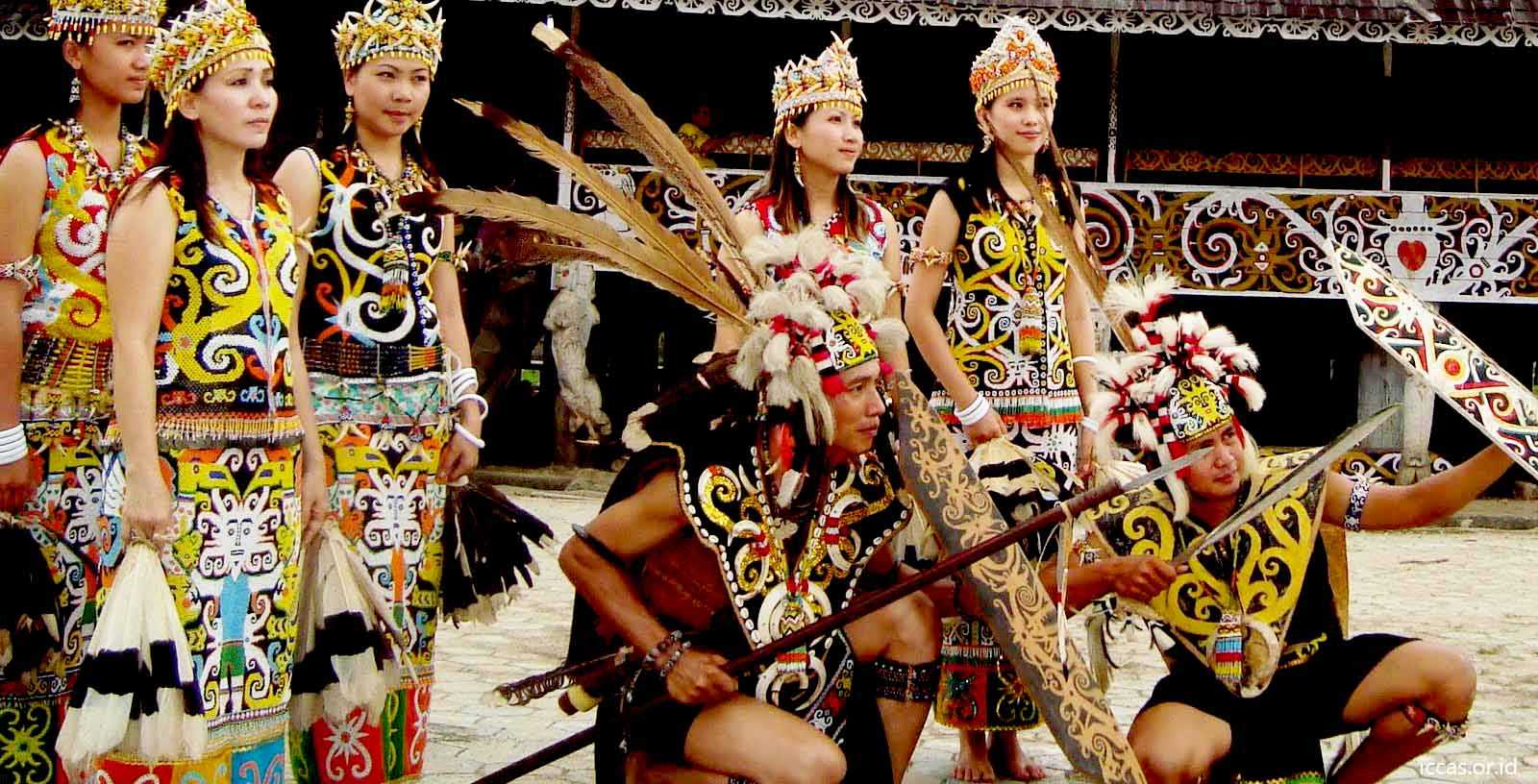 Pakaian Adat Kalimantan Barat (King Bibinge dan King Baba)
