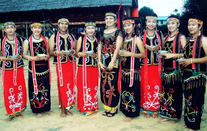 Pakaian Adat Kalimantan Tengah (Upak Nyamu)