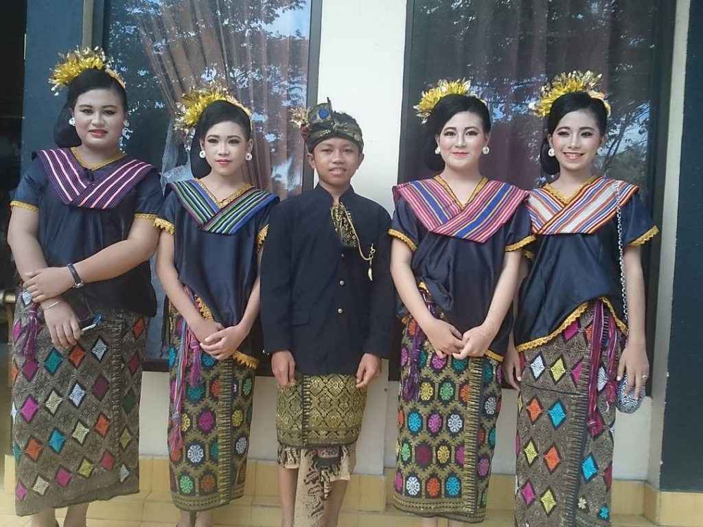 Pakaian Adat Nusa Tenggara Barat (Suku Sasak)