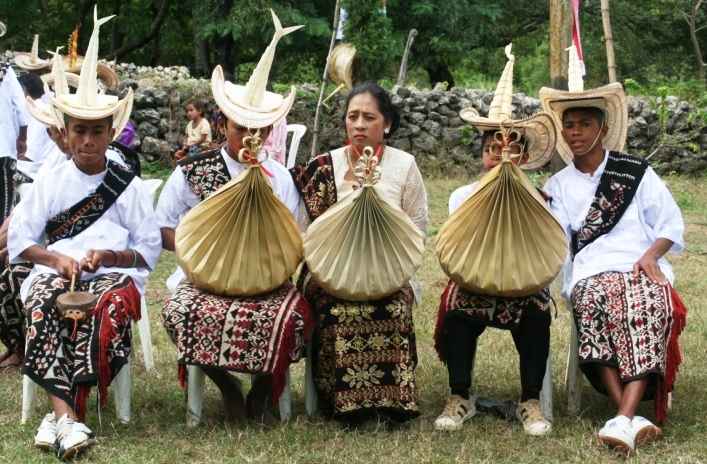 Pakaian Adat Nusa Tenggara Timur (Ti'i Langga, Kebaya, dan Amarasi)