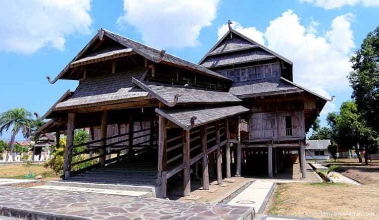 Rumah Adat Dalam Loka