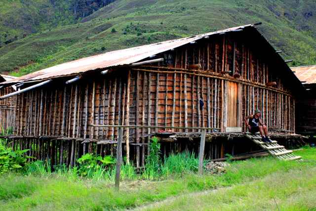 Rumah Adat Mod Aki Aksa