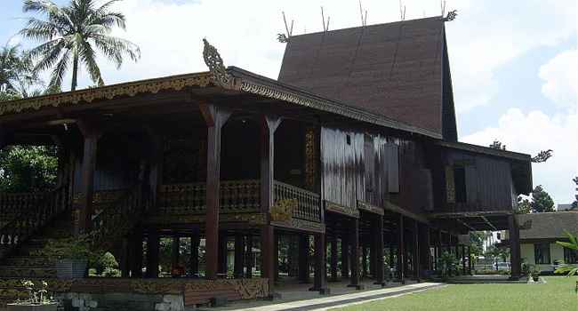 rumah adat Bubungan Tinggi