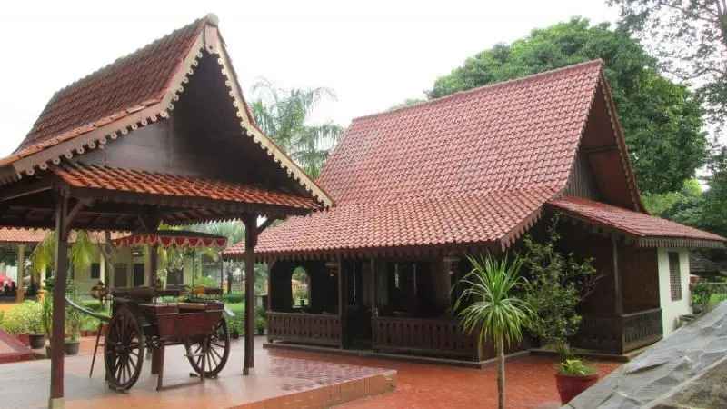 rumah adat betawi