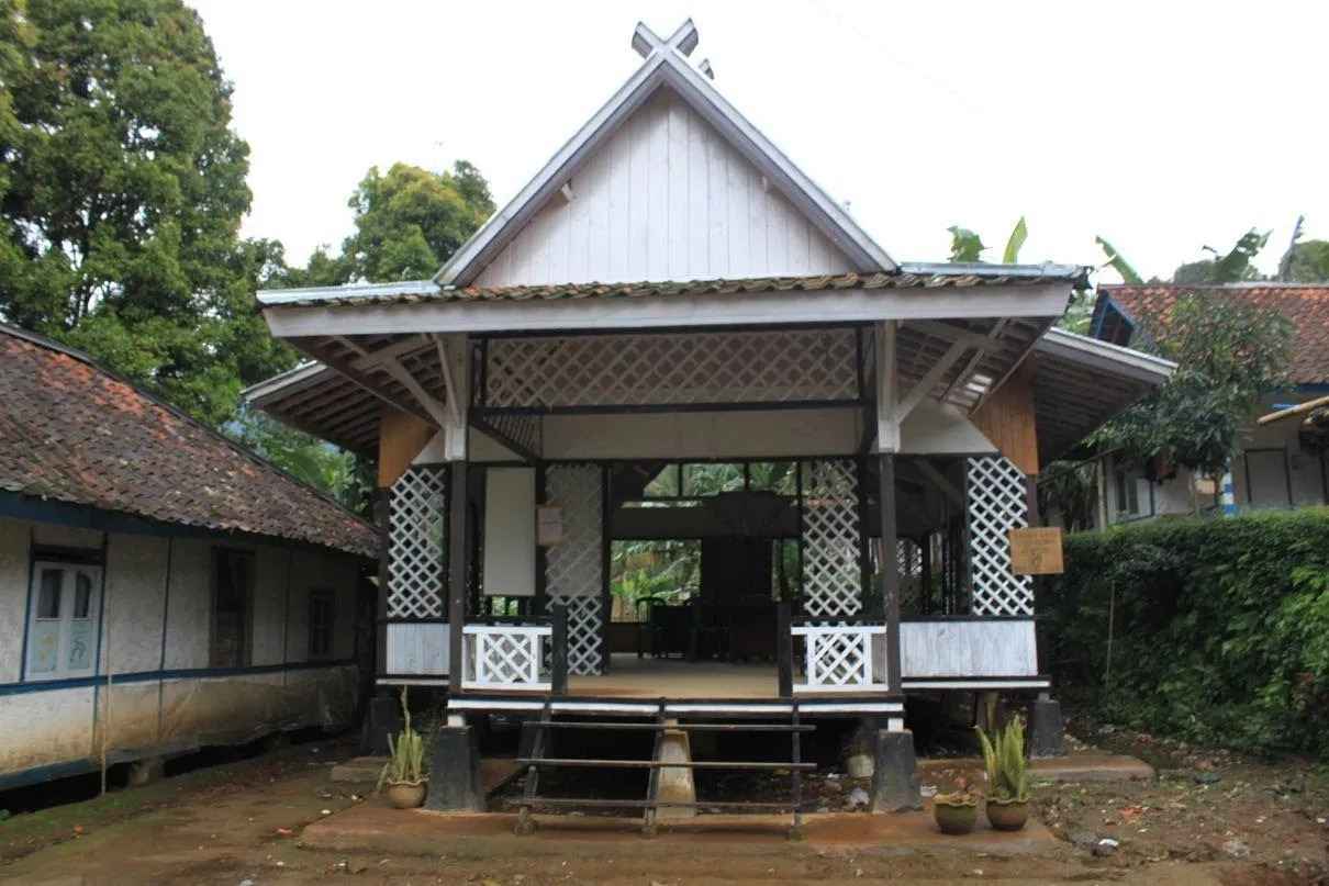 rumah adat jolopong