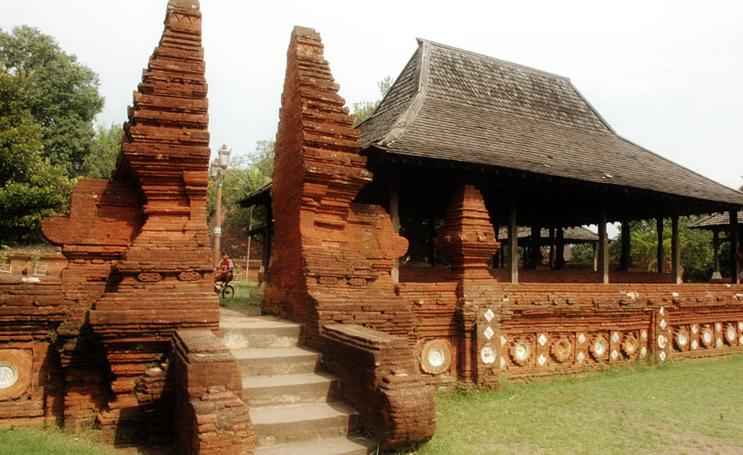 rumah adat kasepuhan jawa barat