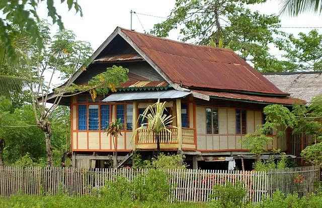 rumah adat suku luwuk