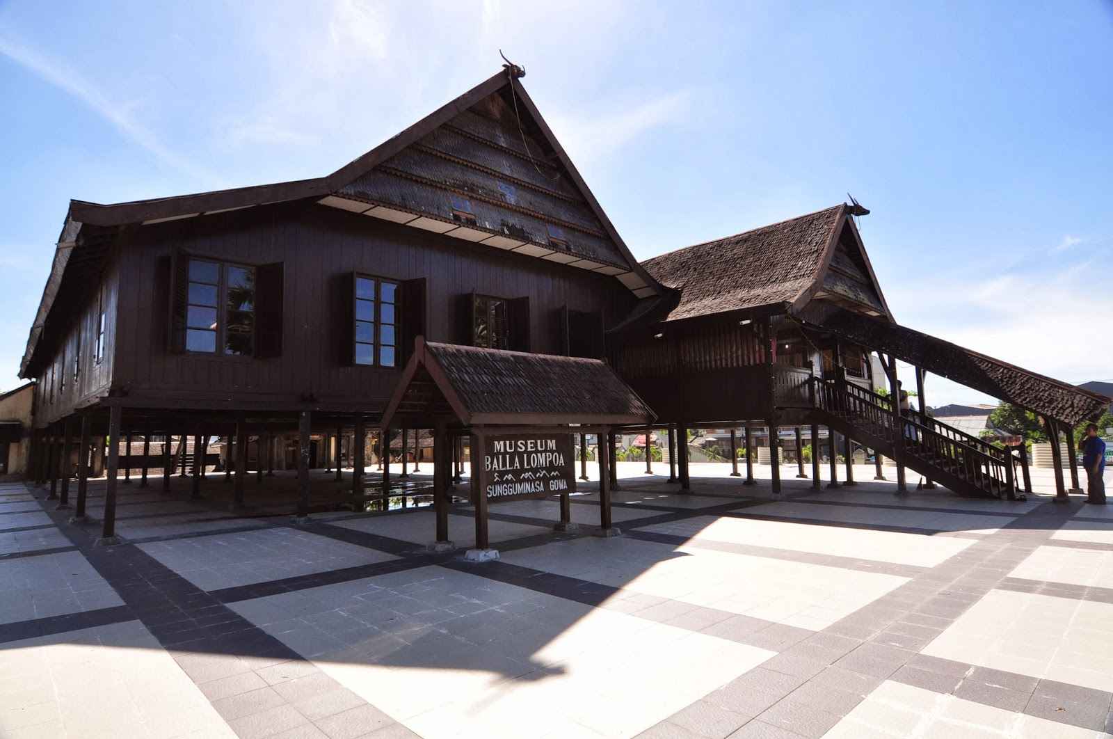 rumah adat suku makassar