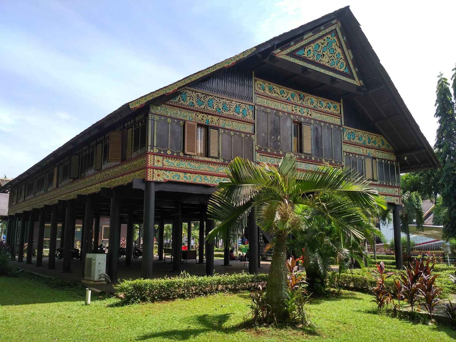 Bahan-Bahan Bangunan rumah adat Aceh