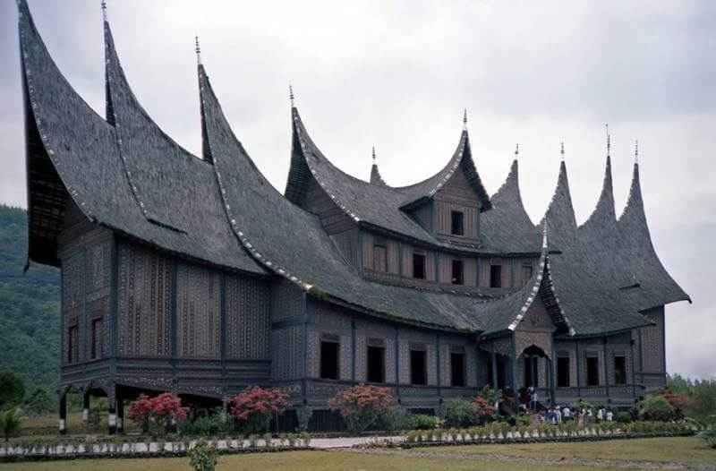 Filosofi Rumah Adat Sumatera Barat ( Rumah Gadang )