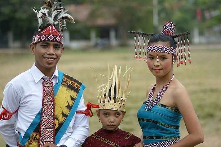 Kebaya Suku Helong