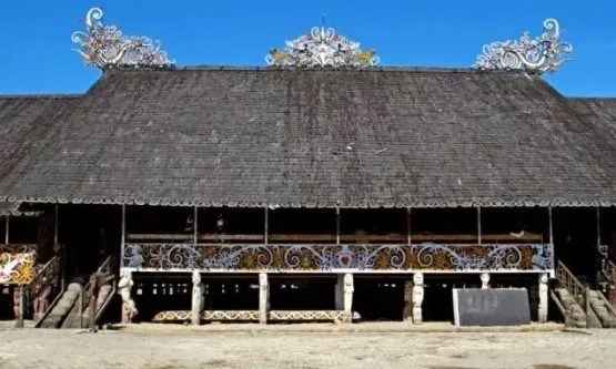 Kepala Naga di Atap Rumah Lamin