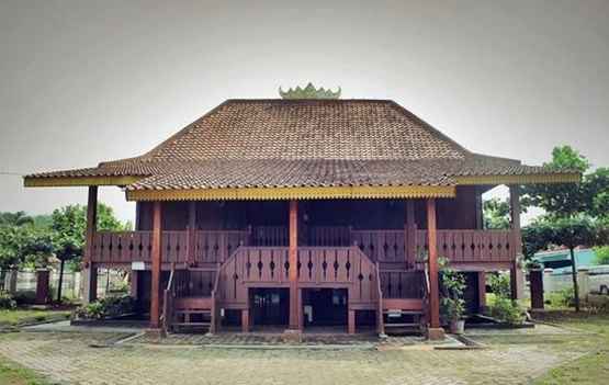 Material Bangunan Rumah Adat Lampung