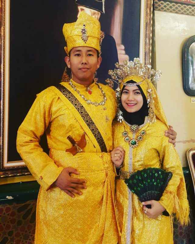 Pakaian Adat Suku Melayu (Baju Kurung dan Songket)