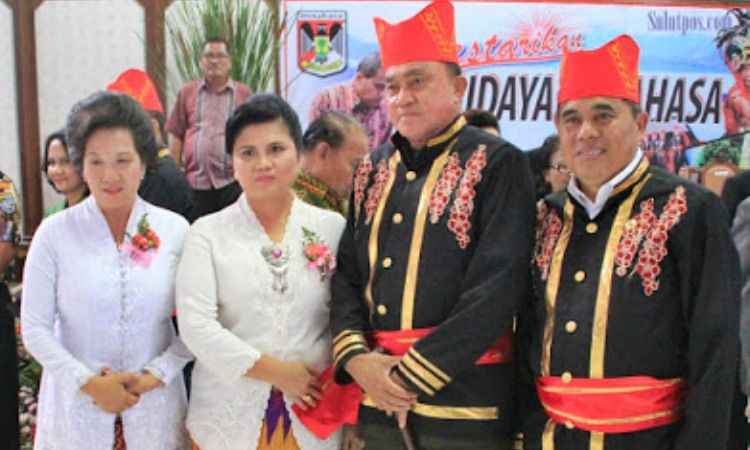 Pakaian Adat Tonaas Wangko dan Walian Wangko