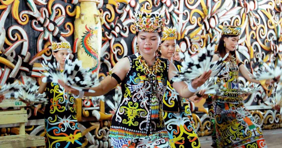 Perubahan Pakaian Adat Kalimantan Barat