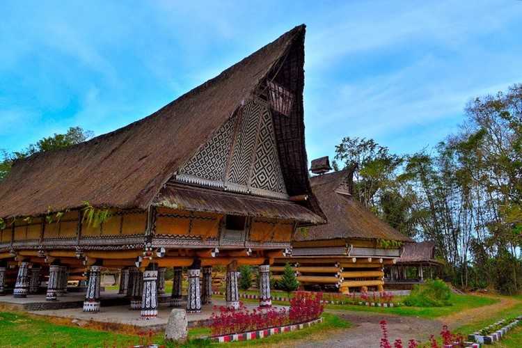 Rumah Adat Bolon