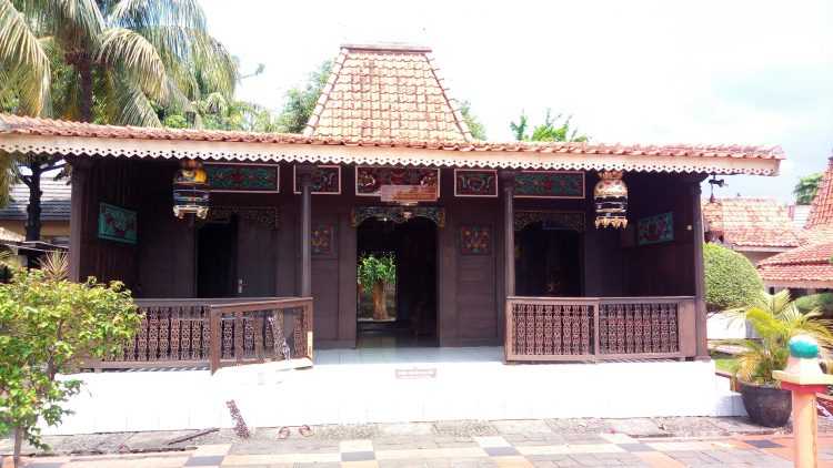 Rumah Adat Joglo Betawi