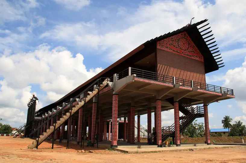 kolong rumah lamin