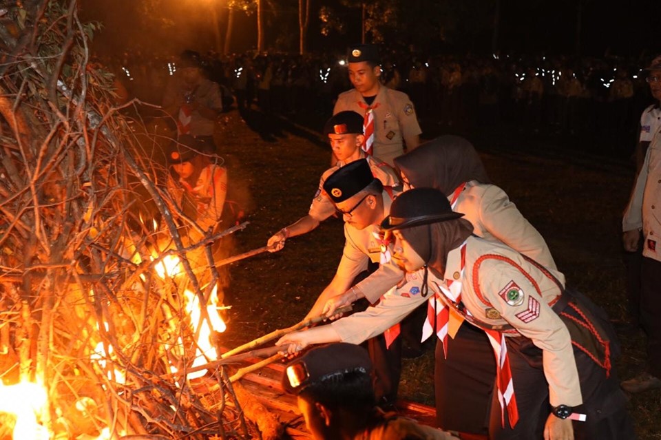 Contoh Puisi Pramuka 5 Api Unggun yang Mempersatukan Kita